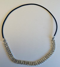 Ras de cou avec 3 rangés de strass et chaîne élastique