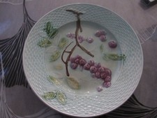 Ancienne  assiette en barbotine  décor grappe de raisins  vintage