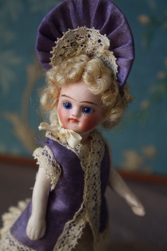 Ancienne poupée mignonette