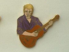 PIN'S JOHNNY HALLYDAY - CHEMISE VIOLETTE - GUITARE MARRON