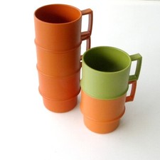 5 Mugs plastique Pique Nique couleur  TUPPERWARE - vintage des années 70-80 -