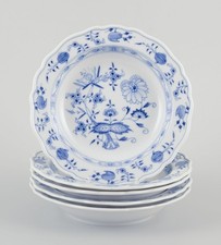 Meissen, Germany. Lot de cinq petites assiettes en porcelaine motif oignon bleu.