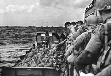  WW2 -  Utah Beach - Transbordement dans les barges de débarquement