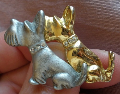 Broche vintage chien argenté