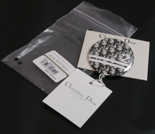 Authentique broche badge