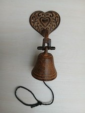 Jolie cloche murale en bronze