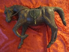 un cheval ANCIEN recouvert de