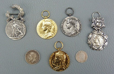 Lot de 5 anciennes médailles et 2 monnaies en argent, 60g.