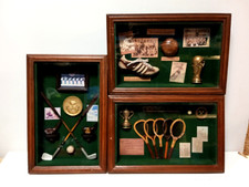 LOT DE 3 VITRINES MURALES  VINTAGES THEMES FOOT - GOLF - TENNIS MINIATURES TBE