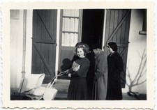 Famille poussette landau jeune fille - photo ancienne an. 1950