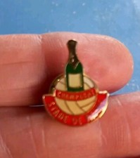 Pin's PINS champagne stade de  REIMS 