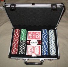 Malette de Poker - 200 jetons - 2 jeux de cartes - 5 dés