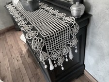 linge ancien Chemin De Table Dessus Commode Dentelle Au Filet Pompons Boules