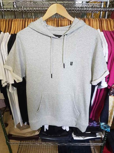 Sweat capuche sans - à,