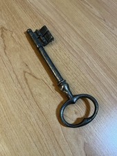 Grande clé de porte ancienne
