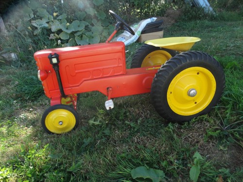 Ancien tracteur pedales - tracteur, tres