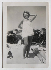 Femme prend pose plage