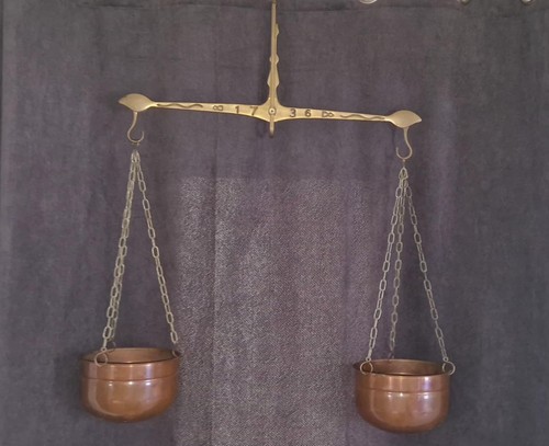 Ancienne balance à - ⚖️,