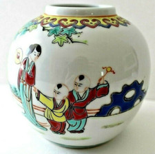 Vase rond en porcelaine de Chine, peint main,  signature calligramme.