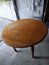 table ronde en bois avec 4 chaises en bois 