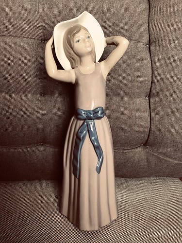 Figurine statuette - , en