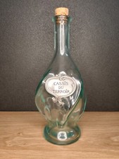 Carafe en verre en corps torsadé avec une plaque en étain cassis du terroir