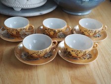 5 Anciennes tasses et soucoupes Japonaises en porcelaine orange & motifs geishas