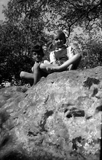 2 enfants assis sur rochers arbres forêt - négatif photo ancien amateur an. 1950