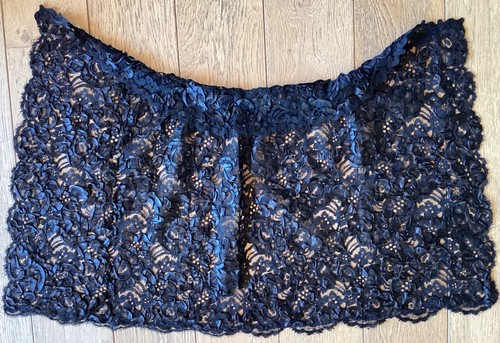 Dentelle type chantilly - type,