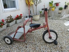 Très beau tricycle en métal avec les roues en caoutchouc plein velo
