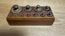 Coffret en bois de 11 poids en laiton poinçonnés - de 1g à 200g - 13,4 x 5,6 cm