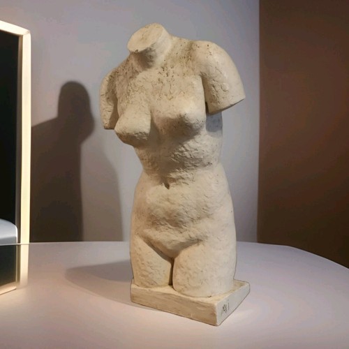 Buste torse féminin - buste,