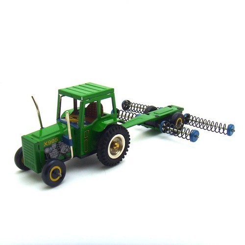 Tracteur guerrier avec semoir - tracteur,