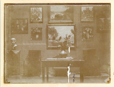 France, Intérieur avec buste et tableaux  Vintage citrate print. Déchirure  Ti