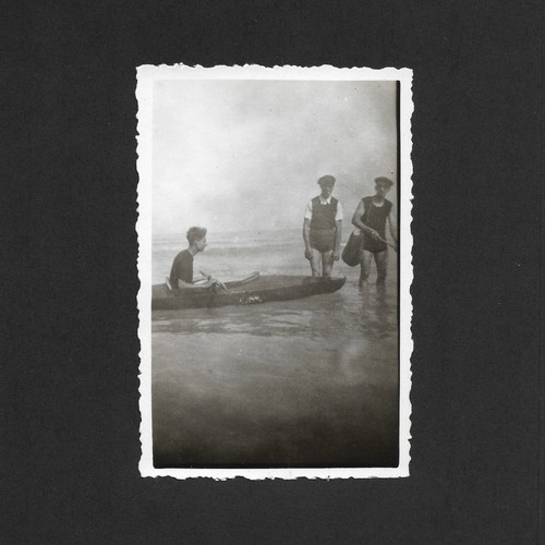 Jeunes hommes canoe mer - , béret