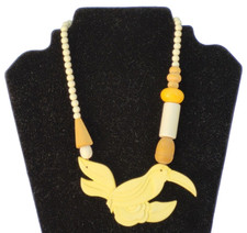 COLLIER vintage ISADORA PARIS en GALALITHE pendentif TOUCAN à restaurer