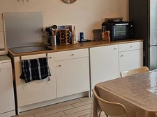 meuble de cuisine bas couleur chêne avec plaque de cuisson brandt