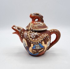 Théière en porcelaine de Satsuma à décor de scènes traditionnelles Japon XXème
