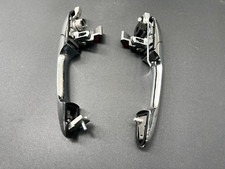 Poignée de porte avant gauche