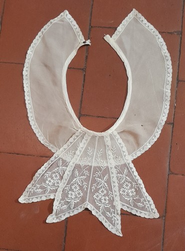 Col jabot en dentelle - ,