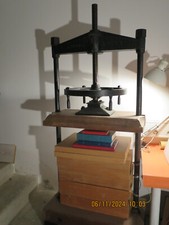 PRESSE A PERCUSSION (LEDEUIL)-RELIEUR-RELIURE. BOIS/FONTE-UTILISEE ACTUELLEMENT.