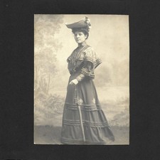 Dame très élégante, tenue