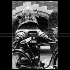 Photo F.028581 ROBBY THE ROBOT (THE INVISIBLE BOY) 1957 ROADMASTER BICYCLE