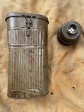 Marine : Boite et cartouche du masque à gaz modèle 34 de la Marine nationale