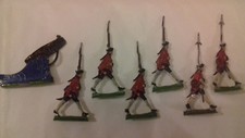 soldats plat d'étain peints. lot de 6 Figurines piétons plus un canon  (Ln°10)