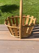 Panier rotin et planchettes de