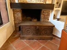 coffre de bois massif marron sculpté de rosace.,très bon état ,origine sarde