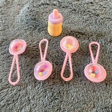 LOT DE 4 HOCHETS ROSE POUR POUPÉE / POUPON ETC…. + BIBERON - JOUET MINIATURE
