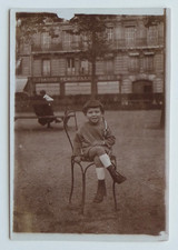 Enfant assis chaise parc jambes croisées ville - Photo ancienne snapshot sépia