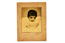 Vintage Bébé Portrait Photo sur Carte Mount 8x6 Rousseurs & Vêtement Environ
